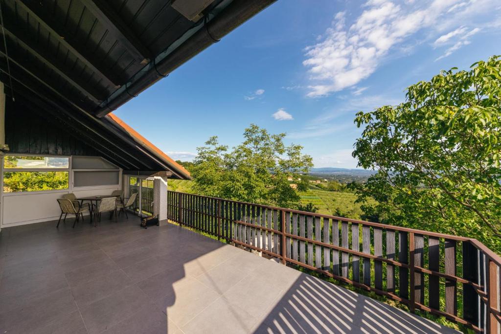 un balcón al aire libre con vistas al campo en Cosy Hill Home Rucman With a Breathtaking View, en Zgornja Pohanca