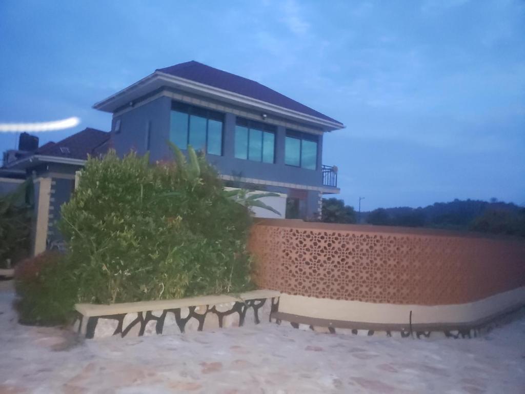 ein Haus mit einem Zaun davor in der Unterkunft Gipir & Labango Ventures in Entebbe