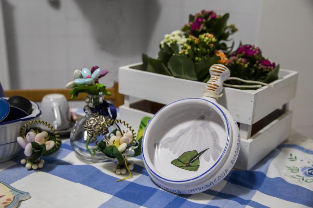 - une table avec un miroir et quelques fleurs dans l'établissement L'Alpino, à Sulmona