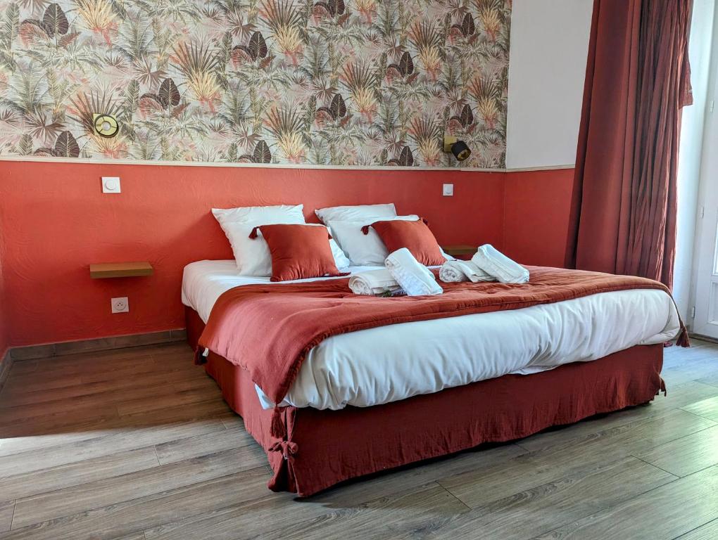 1 dormitorio con 1 cama con paredes rojas en Chambre d'hôtes Petit Luberon chez Manon en Luberon, en Lagnes