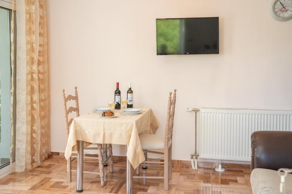 TV a/nebo společenská místnost v ubytování JASMINE - ONE BEDROOM APART WITH BALCONY