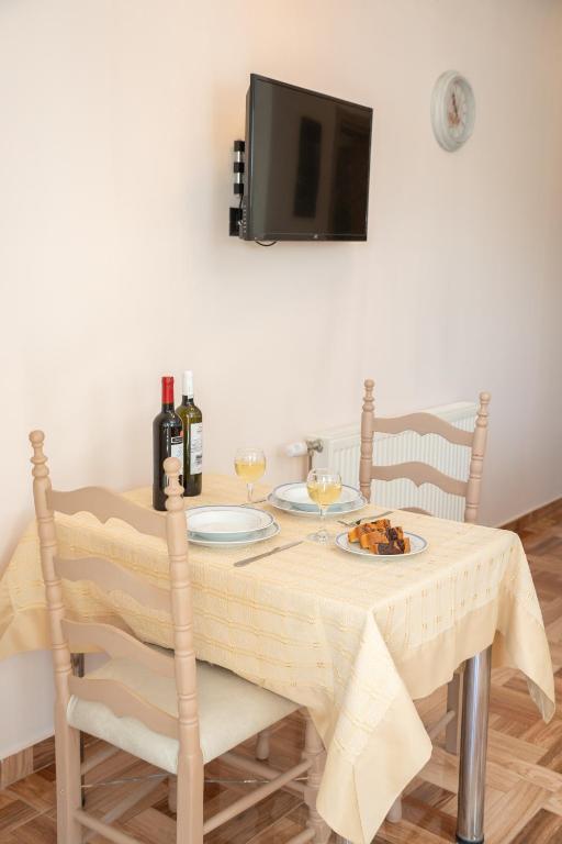 TV a/nebo společenská místnost v ubytování JASMINE - ONE BEDROOM APART WITH BALCONY