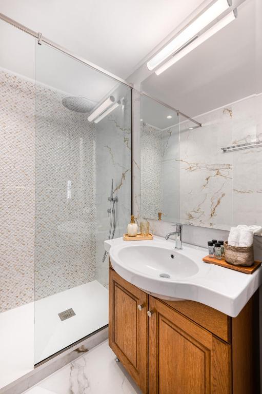 Ванная комната в Mavrogenous Luxury Apartments