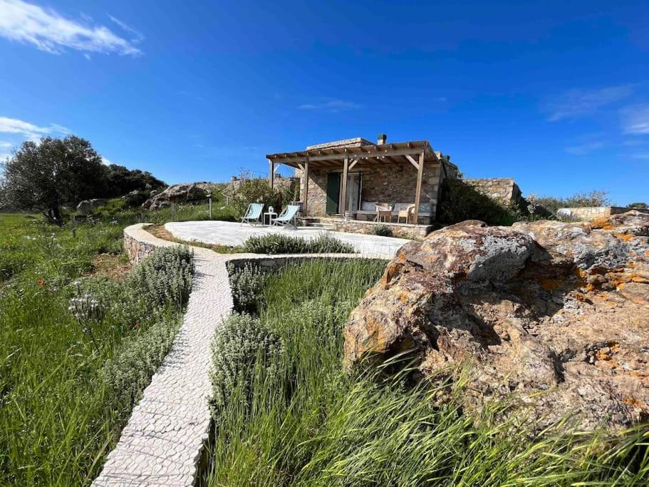 einen Steinweg, der zu einem Pavillon führt in der Unterkunft Bozcaada / Tenedos Ayana ve Midilli panoraması in Canakkale