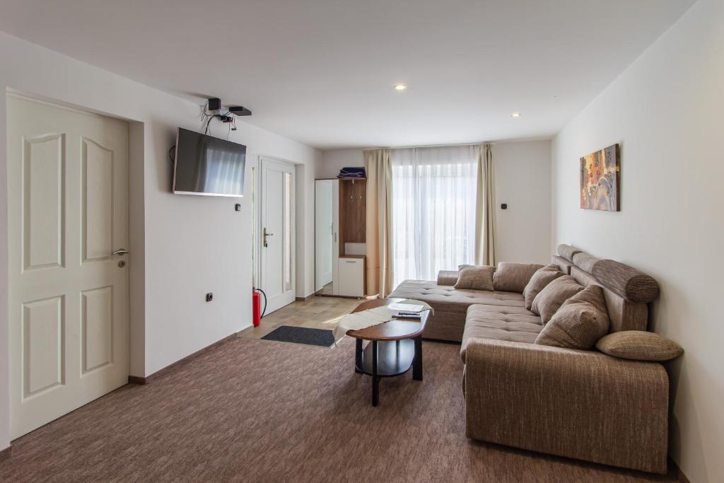 Posezení v ubytování Déli Terasz A Apartman Free parking, self-check-in anytime