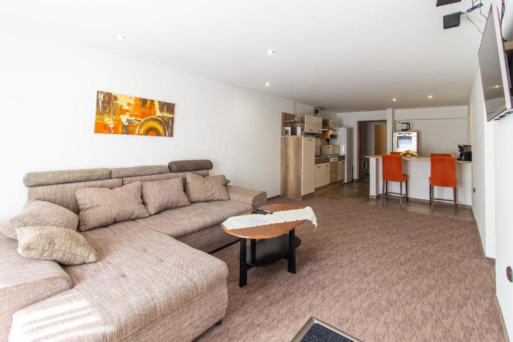 Kuchyň nebo kuchyňský kout v ubytování Déli Terasz A Apartman Free parking, self-check-in anytime