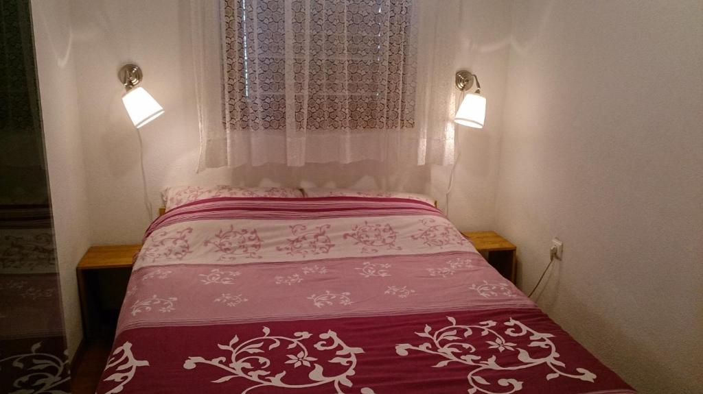 Posteľ alebo postele v izbe v ubytovaní Bakina kućica - Grandma's cottage