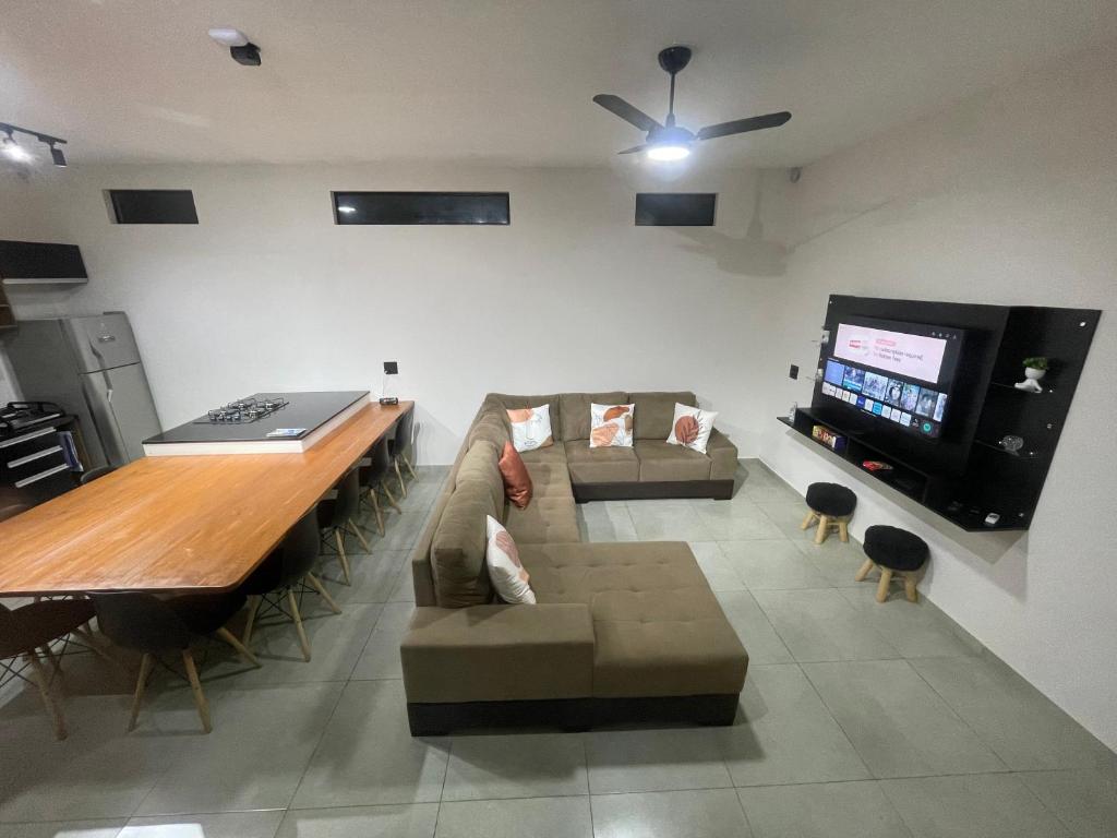 TV a/nebo společenská místnost v ubytování Cantinho Estrelado - Casa automatizada com ALEXA