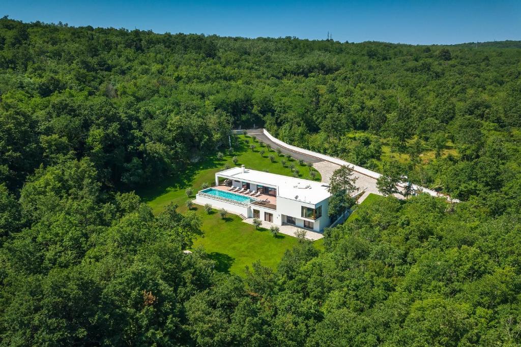 una vista aérea de una gran casa en el bosque en Nicol Tireli, en Kršan