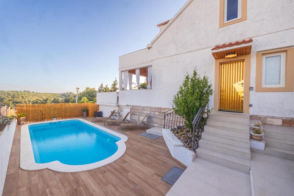 a backyard with a swimming pool and a house at Villa Oasis with private pool in Milna