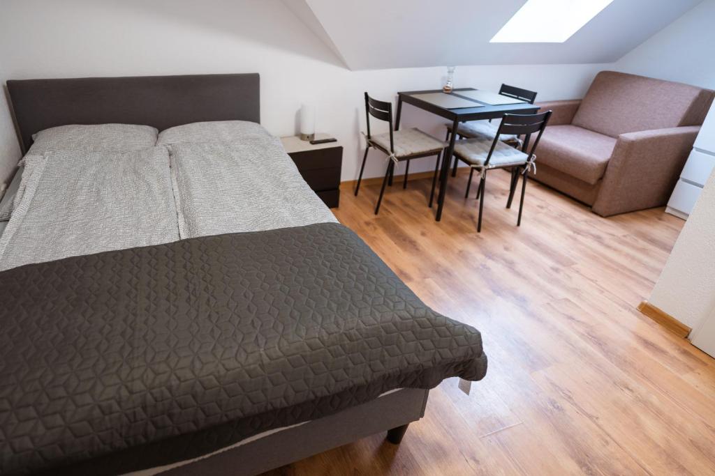 Łóżko lub łóżka w pokoju w obiekcie Dom Gościnny Latarenka