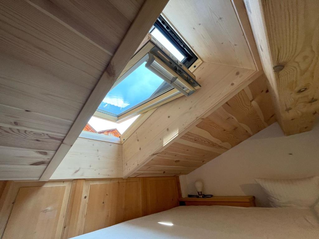 - une chambre avec une grande fenêtre au plafond dans l'établissement Kuschelige Wohnung im Eisacktal, à Villandro