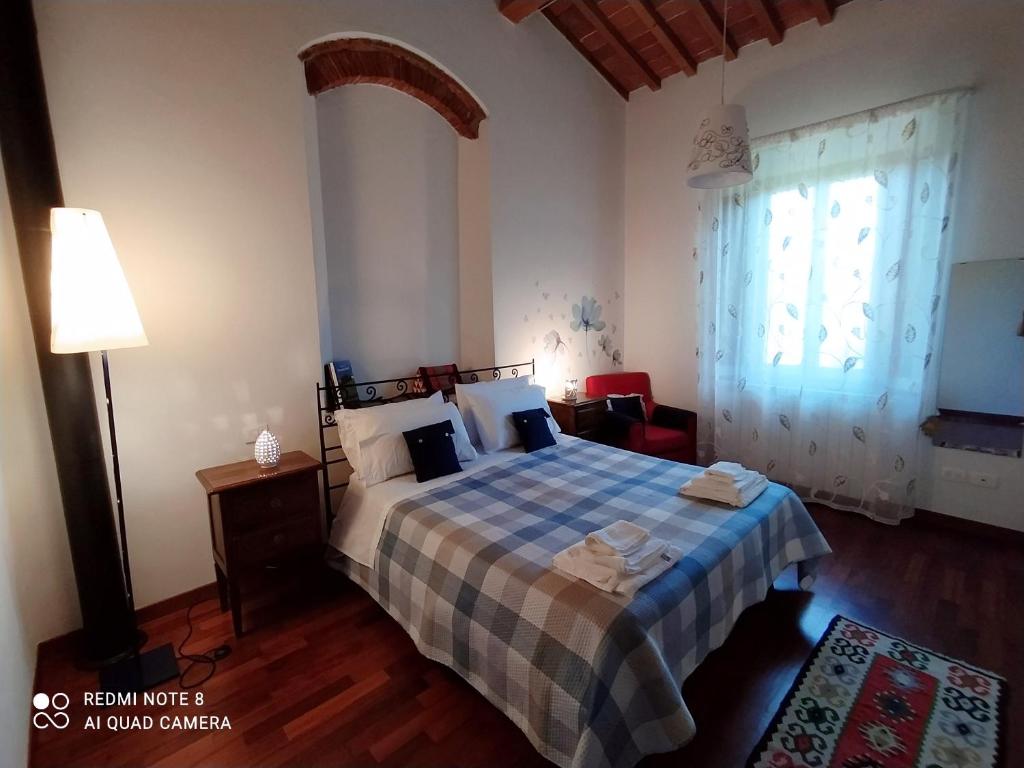 - une chambre dotée d'un lit avec une couverture bleue et blanche dans l'établissement Casa Pina, à Malmantile
