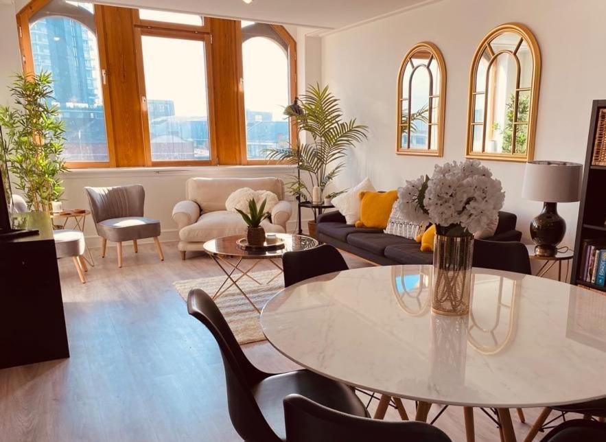 a living room with a table and chairs at Spacious 2 Bedroom City pad in Old Street London in London