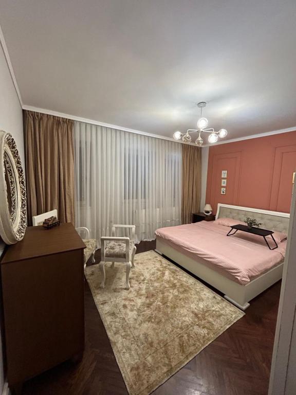 sypialnia z dużym łóżkiem i stołem w obiekcie Lux Garden Home D w mieście Kumanowo