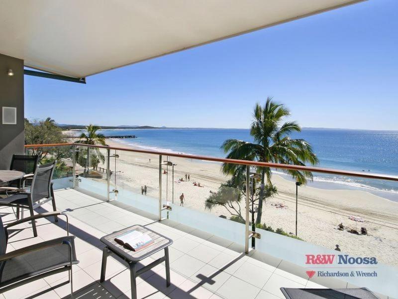 balcón con vistas a la playa y al océano en The Breakers 5 Beachfront Paradise, en Noosa Heads