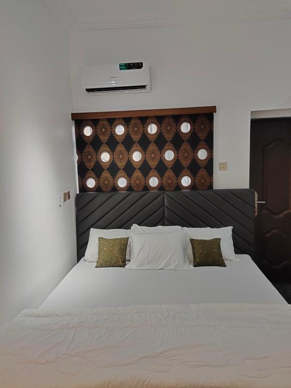 Postel nebo postele na pokoji v ubytování Keev Homes & Apartments Shortlet