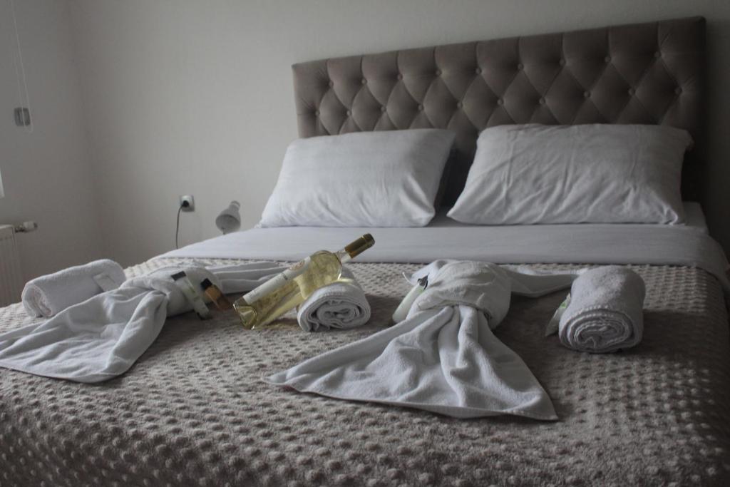 - un lit avec quelques serviettes dans l'établissement Apartmani Ramonda, à Teslić