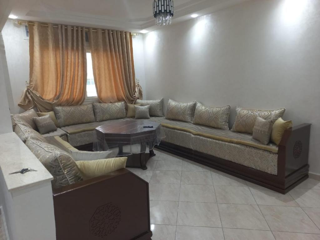 Rawan Appart في طنجة: غرفة معيشة مع أريكة وطاولة