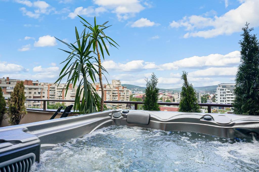 una piscina con un tobogán de agua en el balcón en The Episode - Jacuzzi Penthouses en Cluj-Napoca