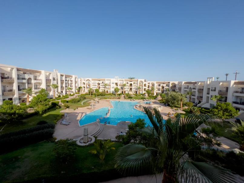 uma vista aérea de um resort com uma piscina em Two Bedroom at Sunny Lakes Resort em Sharm el Sheikh