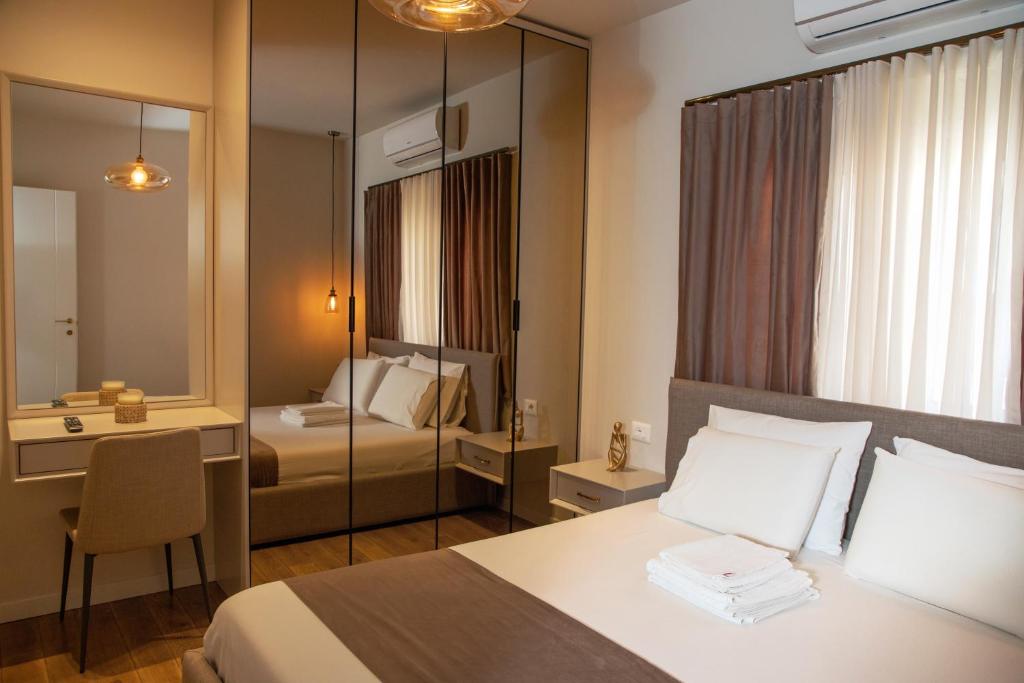 um quarto com uma cama, uma secretária e um espelho em Comfort Apartament 21 em Durrës