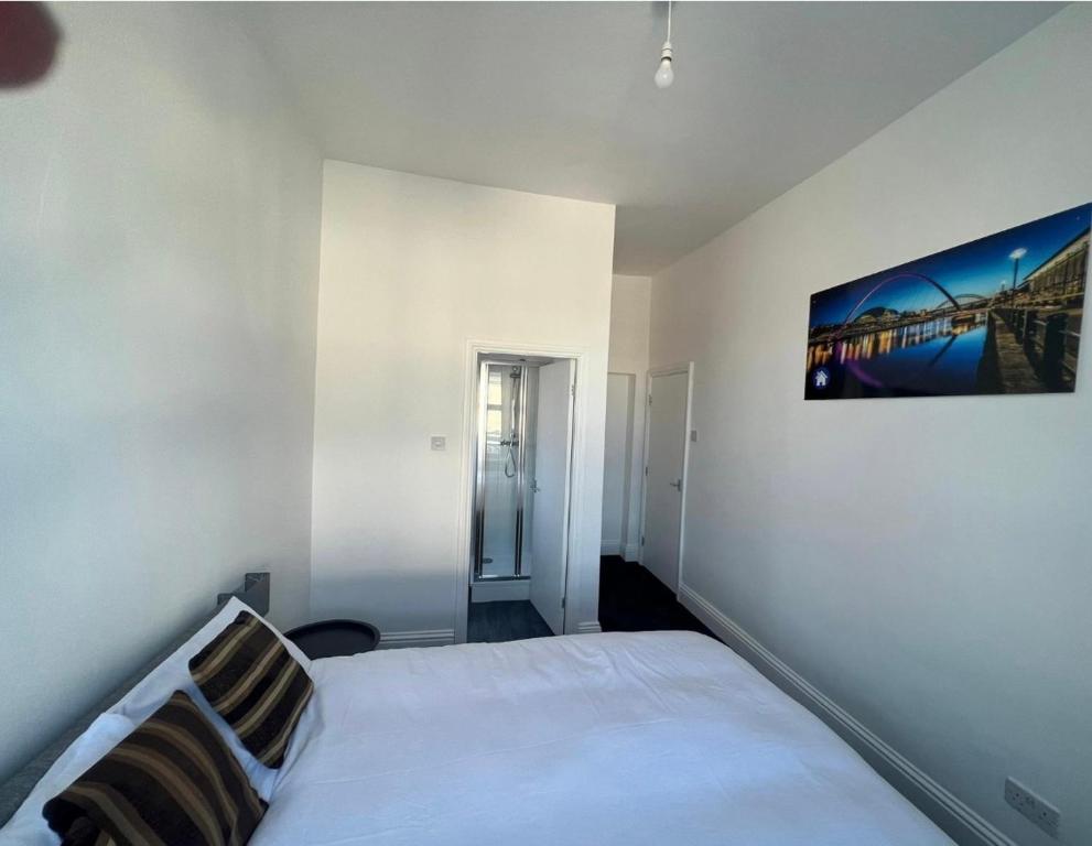 um quarto com uma cama e um quadro na parede em Spacious 2bedroom property by Star Suites em Elswick