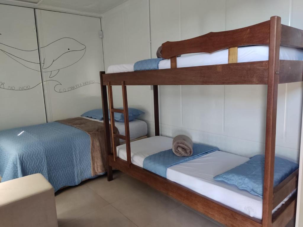 Ce dortoir comprend 2 lits superposés dans une chambre dotée d'un mur. dans l'établissement Maga hospedagem, à Penha