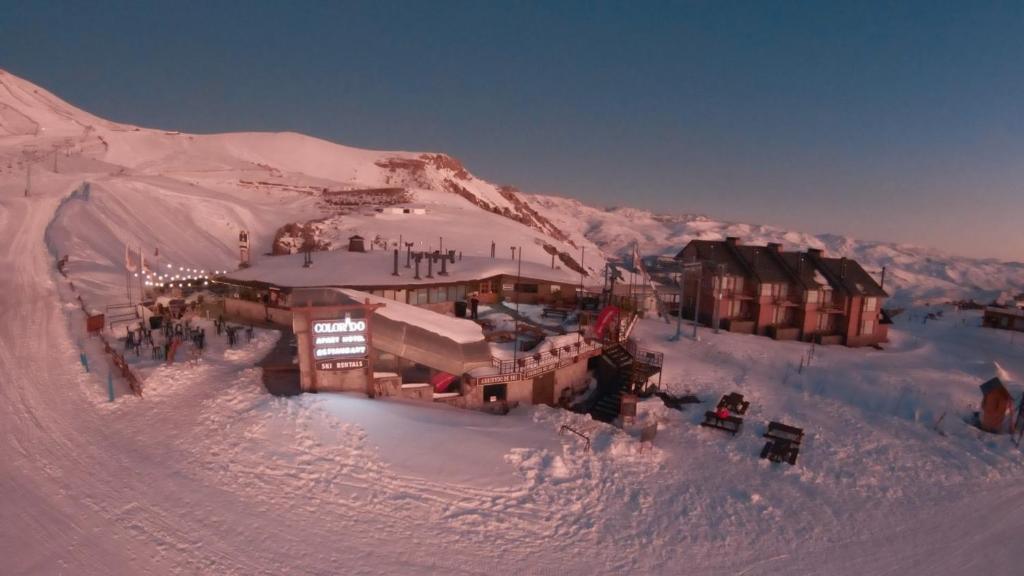 una vista aérea de un lodge de esquí en la nieve en Colorado Apart Hotel, en El Colorado