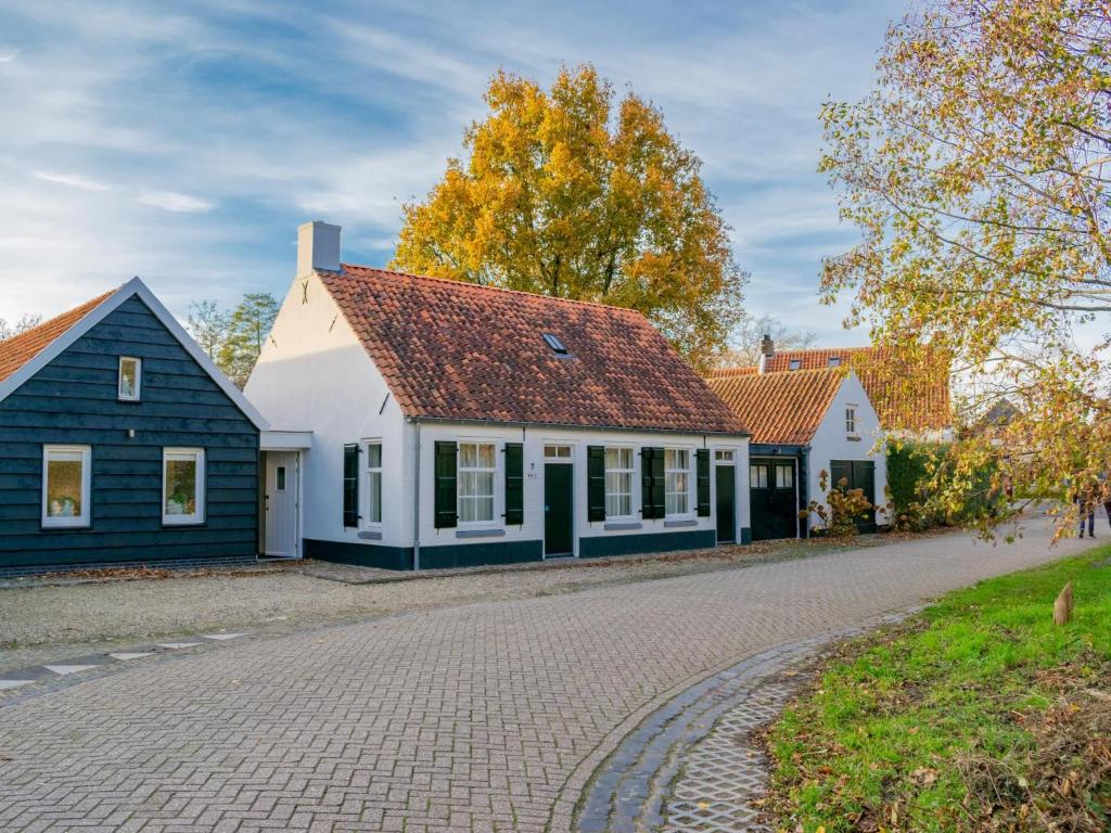 een rij huizen op een geplaveide straat bij Hemels Helleke in Oosterhout