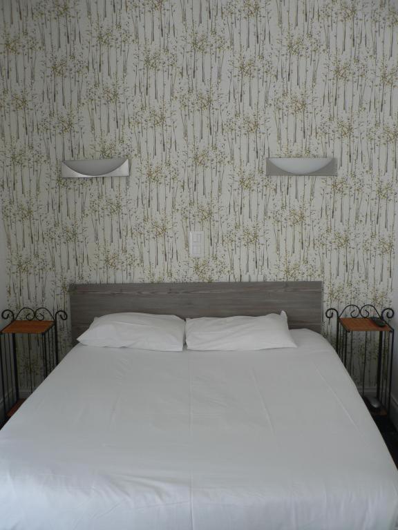 Postel nebo postele na pokoji v ubytování Hôtel Les Alizés