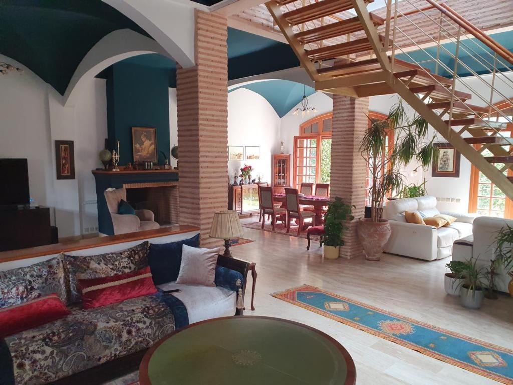 sala de estar con sofá y mesa en Très belle villa familiale et romantique/SPA, en Agadir