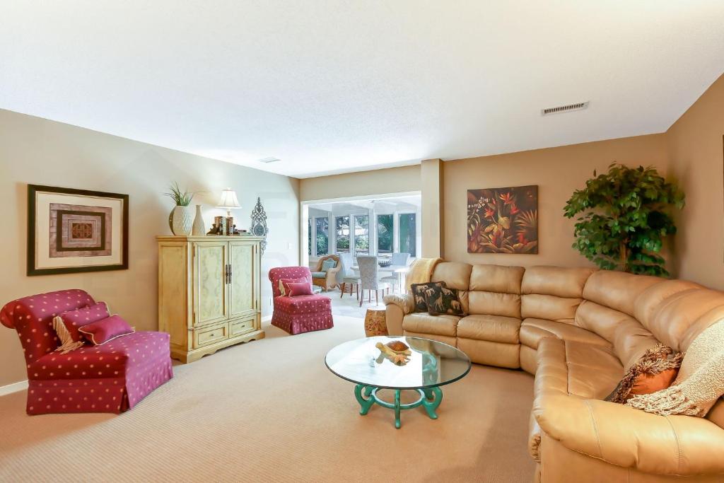 ein Wohnzimmer mit einem Sofa und einem Tisch in der Unterkunft Fairway Oaks Villa Condo in Amelia Island