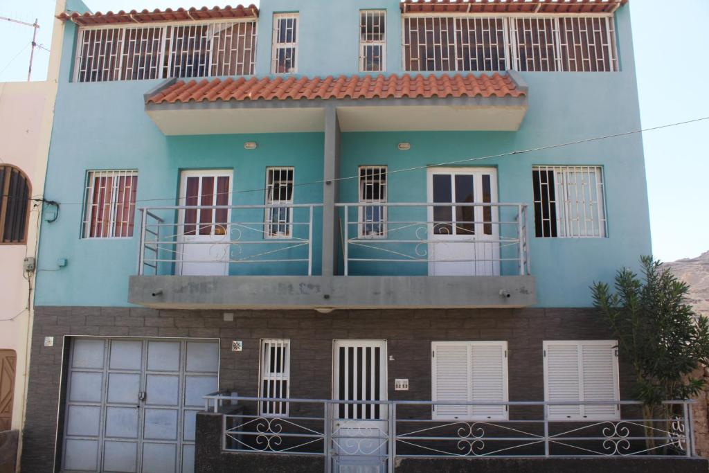 un edificio azul con balcón en la parte superior en SAM House en Mindelo