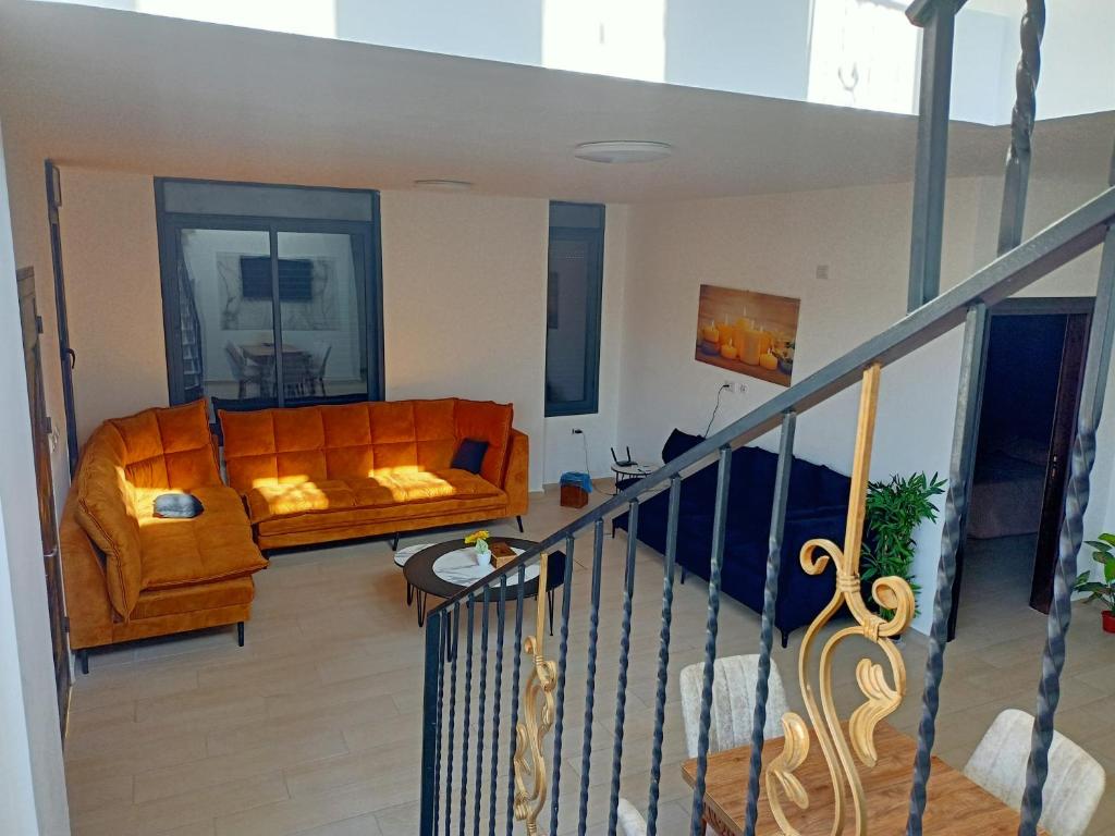 Al bader villa في أريحا: غرفة معيشة مع أريكة وطاولة
