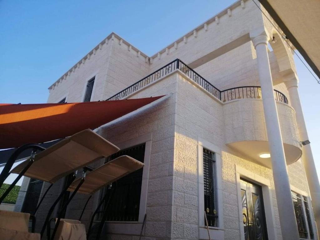 Hoone, kus villa asub