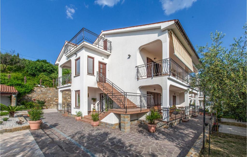 Una gran casa blanca con escaleras. en Lovely Apartment In Secovlje With House Sea View en Sečovlje