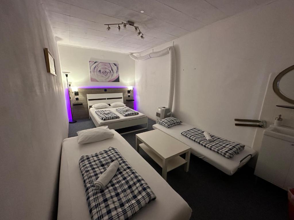 HOSTEL LOVELY ROOMS, city center, shared Bathroom, windows to corridor - 三个房间
