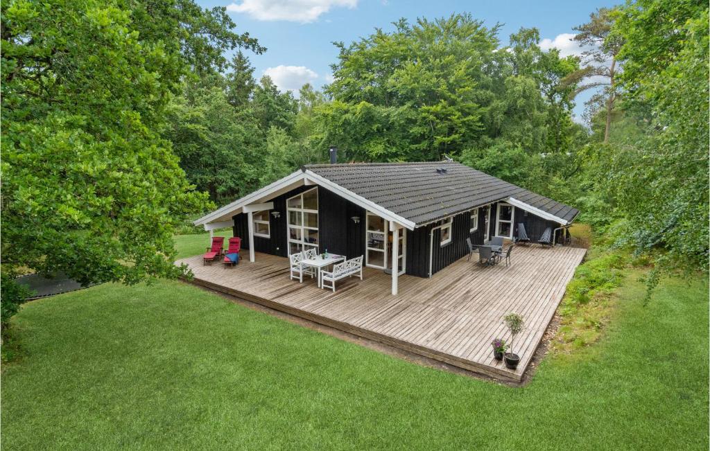 an overhead view of a black cabin with a wooden deck at Stunning Home In Hadsund With 3 Bedrooms, Sauna And Wifi in Odde