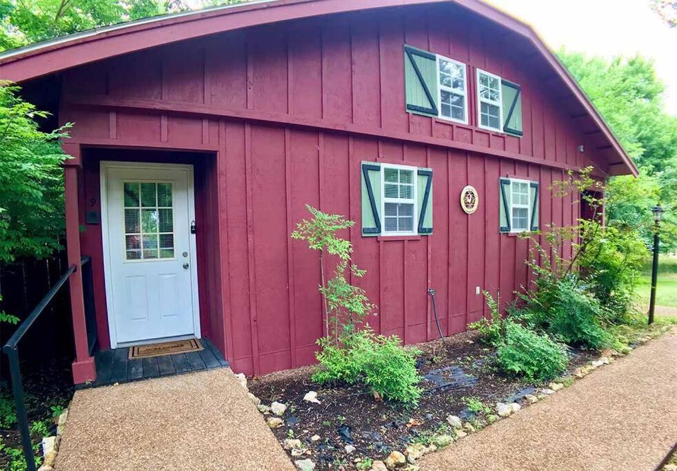 een rood huis met een witte deur en ramen bij Oak Crest – Mountain Chalet/#9 in Eureka Springs