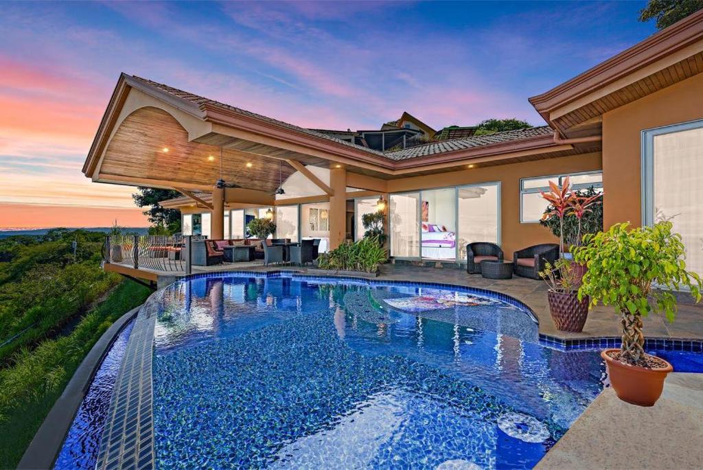 uma piscina no quintal de uma casa em Casa de Grandes Vistas em Playa Hermosa