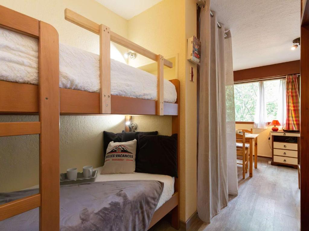 - une chambre avec 2 lits superposés et une salle à manger dans l'établissement Studio 4 pers à Saint Lary avec Wifi gratuit, balcon sud, jacuzzi, salle de gym, sauna et parking - FR-1-296-470, à Vignec