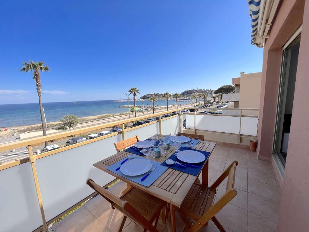 - une table à manger sur un balcon avec vue sur la plage dans l'établissement Appartement moderne 2 pièces avec clim, parking à Cavalaire - FR-1-226B-164, à Cavalaire-sur-Mer