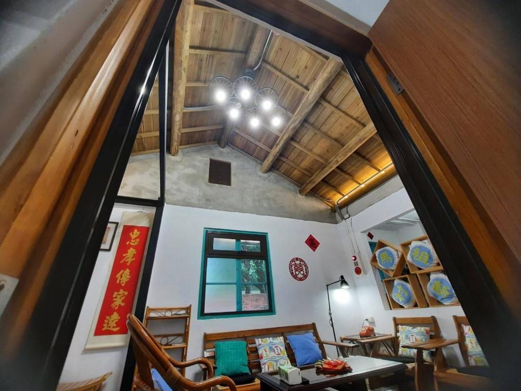 an overhead view of a living room with a ceiling at 馬村隱園-北部桃園包棟民宿 in Zhongli