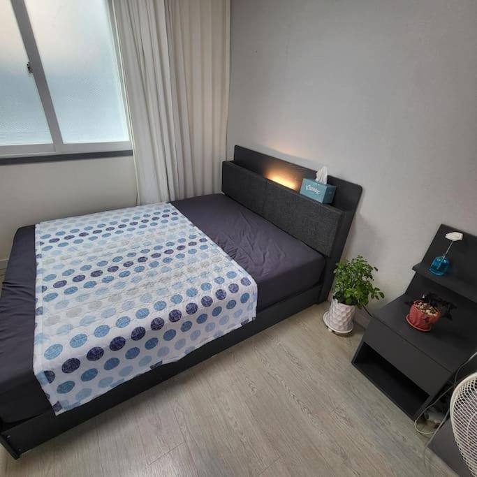 釜山にあるJUN house - Foreign Onlyの窓付きの部屋にベッド付きのベッドルーム1室があります。