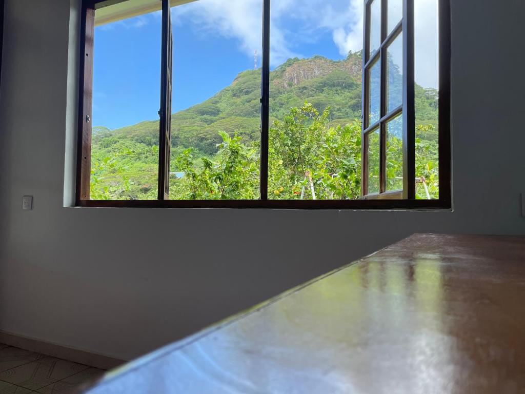 Vista generica sulle montagne o vista sulle montagne dall'interno della stanza in casa privata