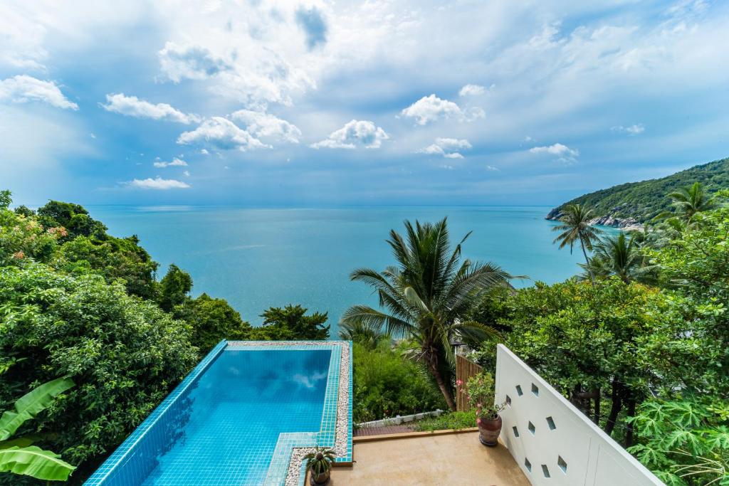 uma vista para o oceano a partir de uma villa em White Azure Villa Two em Praia de Than Sadet