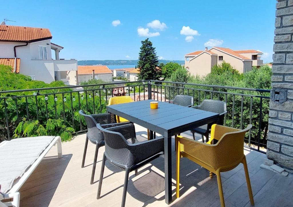 patio ze stołem i krzesłami na balkonie w obiekcie Apartment Korni - comfortable w Biogradzie na Moru