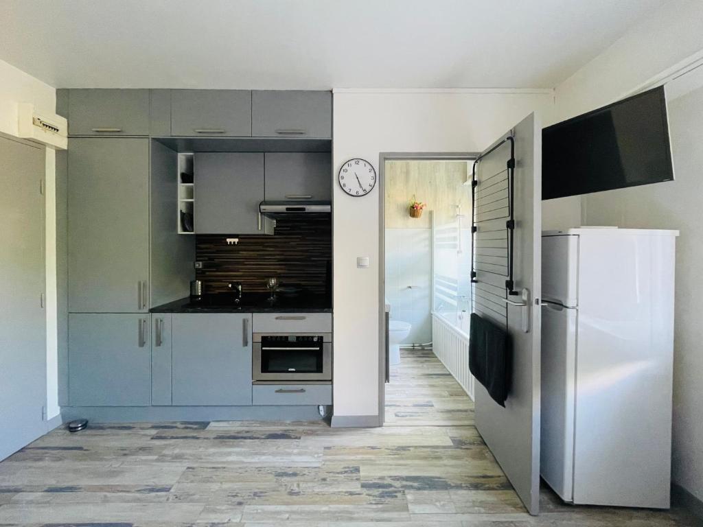 Modern Studio - WiFi, Parking, Near Basel & Airport - Portable AC, dishwasher, washing machine – photo 12