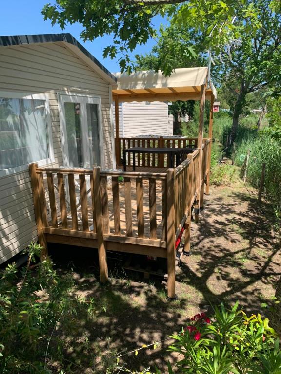 Ogród w obiekcie Envie d un break de paysages sauvages et de nature ce mobile home neuf tout confort climatise idealement situe au bord de l eau dans un camping 4 etoiles vous attend pour un week end quelques jours ou des vacances en famille